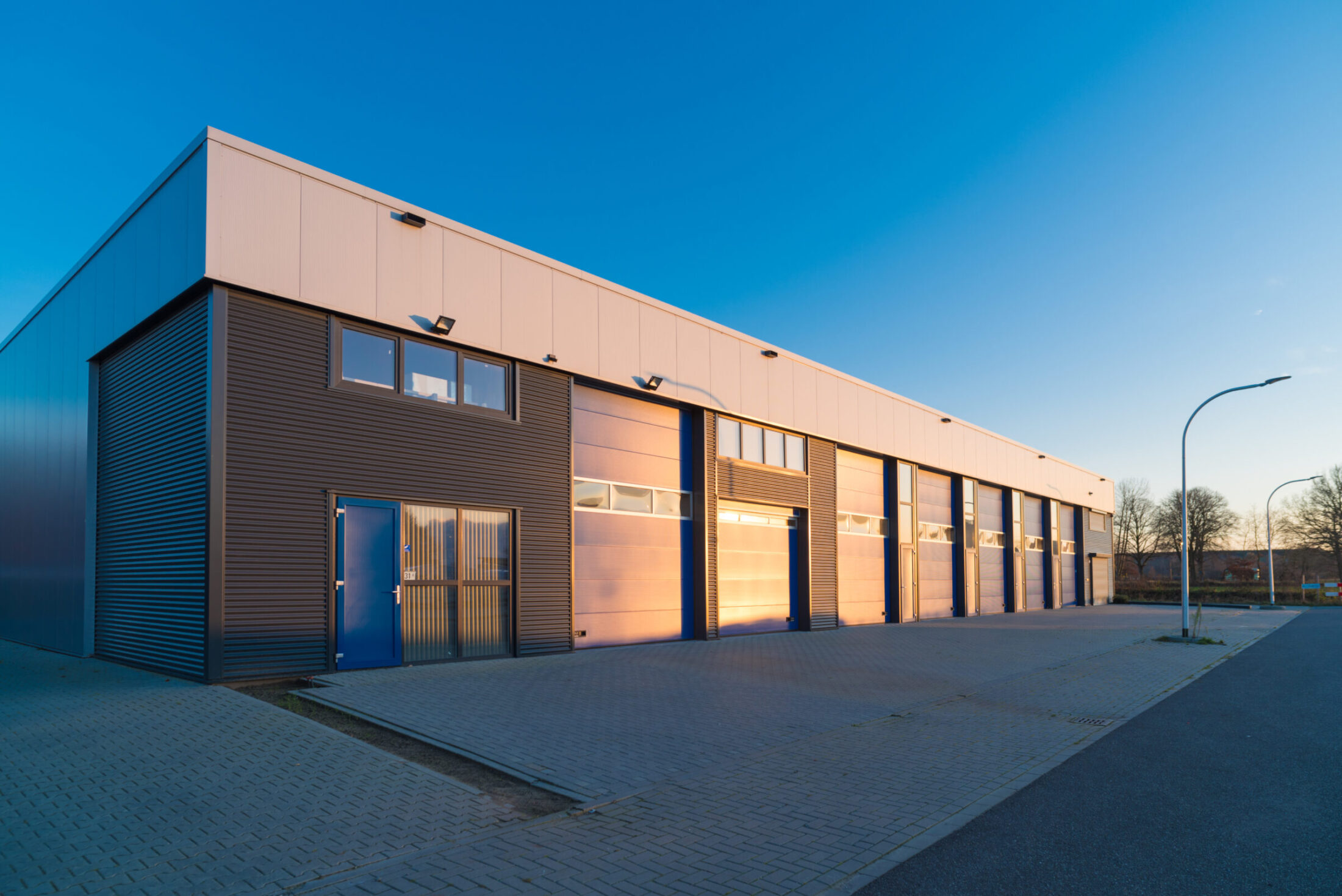 Exterior,Of,A,Modern,Small,Business,Unite,With,Warehouse