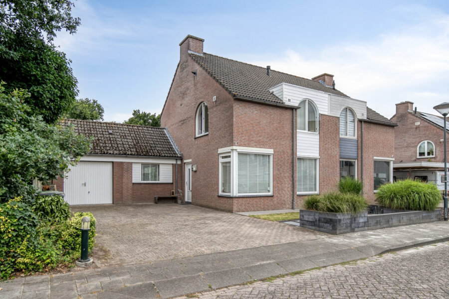 Kariboelaan 24, Helmond